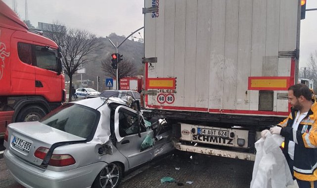 Pazaryeri'nde TIR'a otomobil çarptı! 1 ölü 1 yaralı