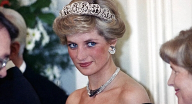 Prenses Diana’nın elbisesi rekor fiyata satıldı