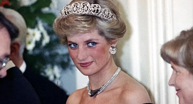 Prenses Diana’nın elbisesi rekor fiyata satıldı