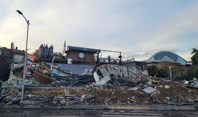 Üsküdar sahilinde kaçak bina yıkıldı