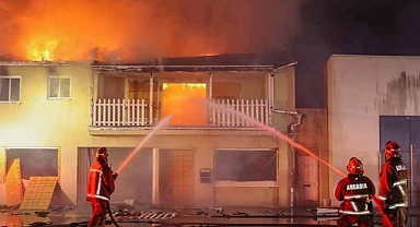 California'da iki katlı bina alevlere teslim oldu