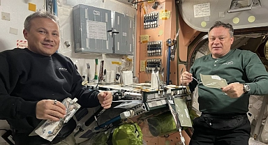 İlk Türk astronot Alper Gezeravcı, uzayda yemek yediği anı paylaştı