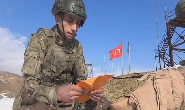 Minik öğrenciler ilk mektuplarını Mehmetçiklere yazdı