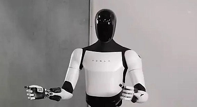 Tesla'nın insansı robotu Optimus, yeteneklerini sergiledi
