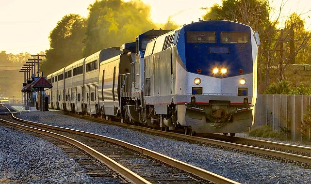 Tren ve otomobil çarpıştı: Sürücü hayatını kaybetti
