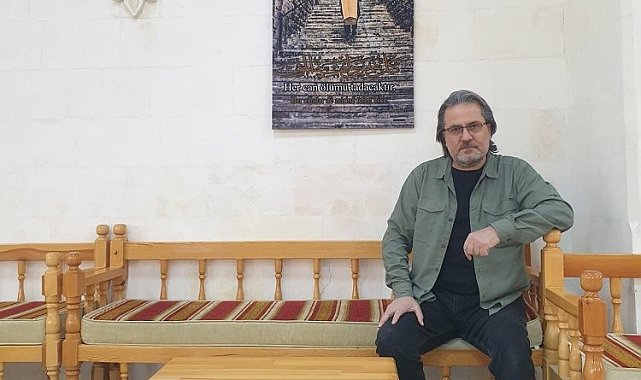 3 dilde yaptığı ayet ve hadis tablolarını camiye bağışladı