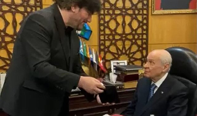 Ahmet Şafak'tan Devlet Bahçeli'ye çifte takdim