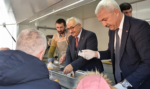 Aslantaş önce lokma, sonra deprem kitabı dağıttı