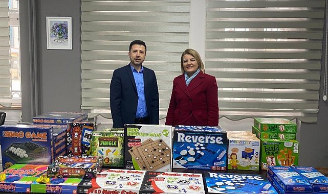 Başkan Hürriyet'ten öğrencilere 'Akıl ve Zeka Oyunları' seti hediyesi