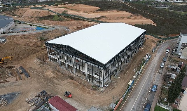 Çayırova'da kapalı spor salonunun çatısı şekillendi