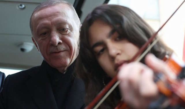 Denizli'de Çanakkale türküsünü söyledi