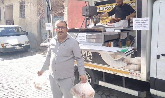 Depremzede esnaf "Bu gün kapalıyız" diyerek lokma dağıttı