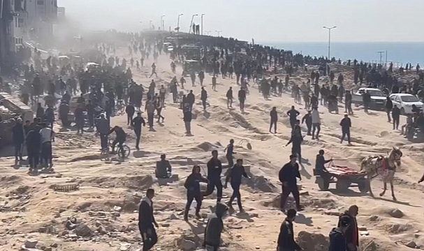 Gazze'ye indirilen yardımlar denize düştü: Filistinliler sahillere akın etti