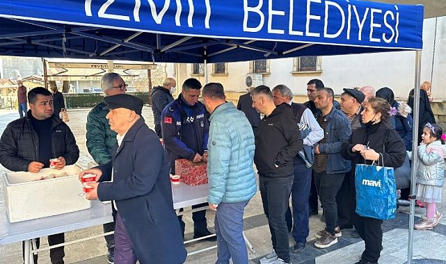 İzmit'te deprem felaketinde yaşamını yitirenler için helva dağıtıldı