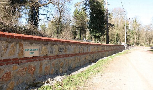 Kocaeli'de mezarlıklara taş duvar ve tel çit