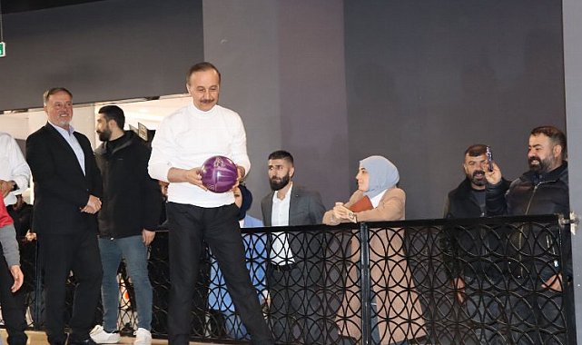 Mardin'de Başkan adayı Erin bowlingde hünerlerini sergiledi
