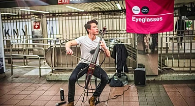 Metro müzisyeni performansı sırasında saldırıya uğradı