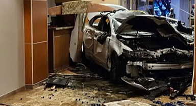 Teksas’ta korkunç kaza: Araba hastanenin acil servisine girdi!