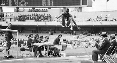 Uzun atlama efsanesi Bob Beamon'ın altın madalyası rekor fiyata satıldı