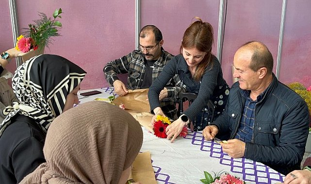Beyler Kadın Festivali'nde eşlerine çiçek yaptı