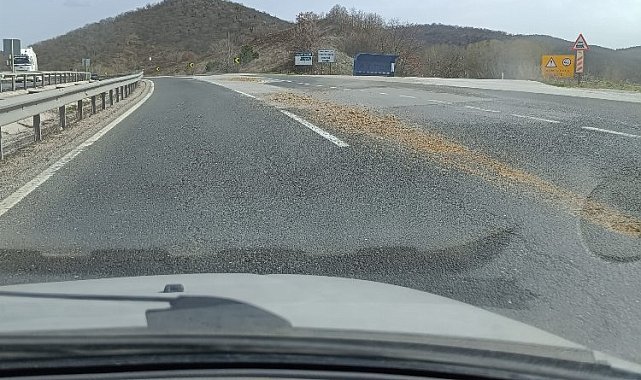 Hafriyat yüklü kamyondan dökülen kumlar zor anlar yaşattı