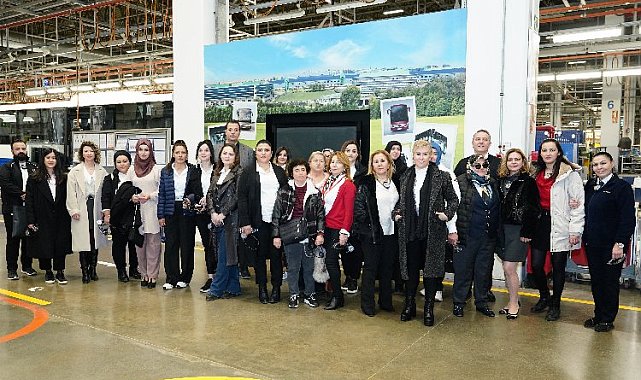 Kadın kaptanlar kullandıkları otobüslerin fabrikasında ağırlandı