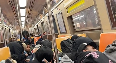 New York metrosunda dehşet anları: Mülteci, saldırgana karşı kendi silahıyla karşılık verdi