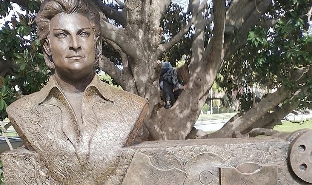 Zeki Müren heykeli vefat ettiği yerde yükseldi!