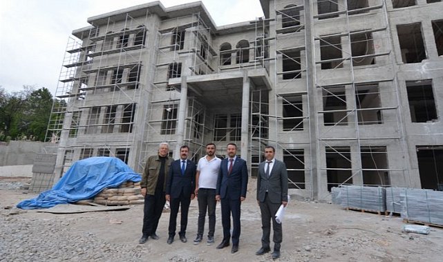 Başkan Adnan Öztaş yeni belediye binasının inşaatını inceledi