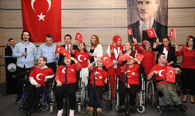 Başkan Aydın engelsiz koroya eşlik etti
