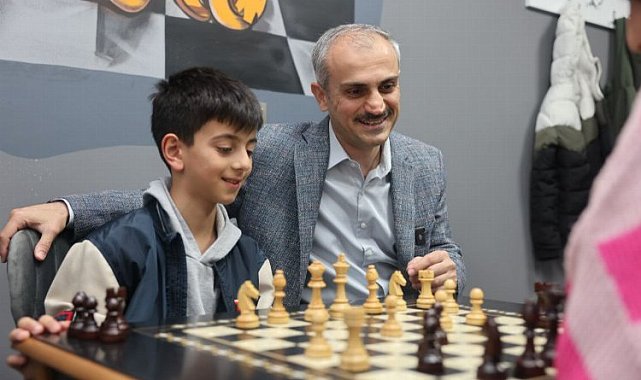 Başkan Çiftçi, Gençlik Merkezi'nde gençlerle buluştu