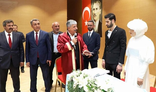 Dilovası'nda Başkan Ömeroğlu ilk nikahı kıydı