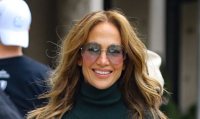 Jennifer Lopez looks chic at lunch with Matt Damon and wife in NYC ...