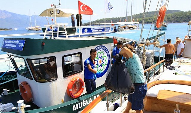 Muğla Büyükşehir Belediyesi bayram tatilinde de teknelerden atık topladı