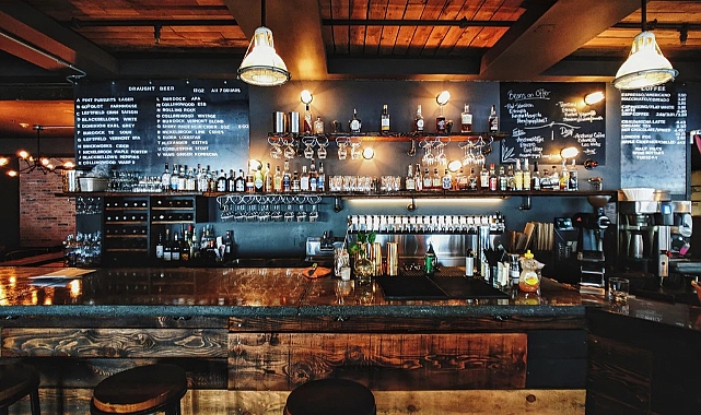 ABD'deki Bar, Hafta Sonları 30 Yaş Altı Müşterilere Kapılarını Kapatıyor!
