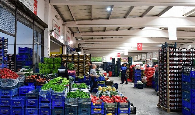 Başkan Zeyrek, hal esnafının  yüzünü güldürdü