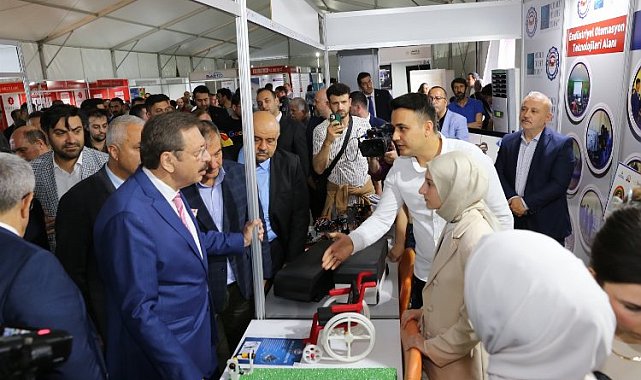 Hisarcıklıoğlu'dan Bilişim Fuarı'na tam not