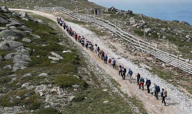 Osmangazili dağcılar 19 Mayıs'ı Uludağ zirvede kutladı