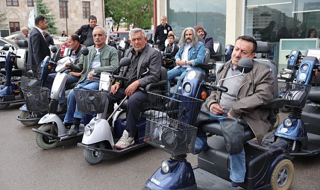 Sivas'ta engelli vatandaşlar akülü araçlarına kavuştu