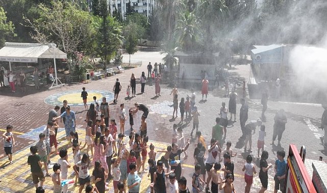 Adana İtfaiyesi'nden serinleten sürpriz