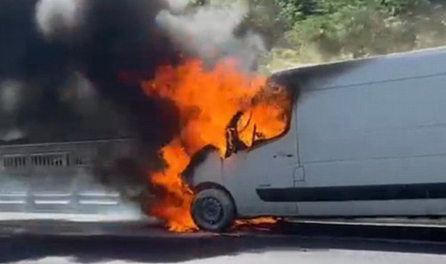 Anadolu Otoyolu'nda seyir halindeki minibüs yandı