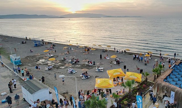 Başkan sözünü tuttu Güzelbahçe'de şezlong ve şemsiye ücretsiz