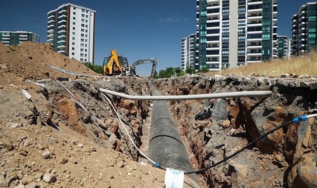 Diyarbakır Mahabad Bulvarı'nda içme suyu hattına deplase