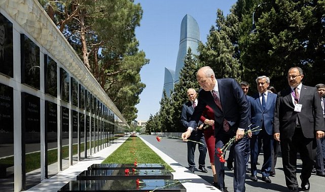Kurtulmuş, Bakü'de şehitliği ziyaret etti