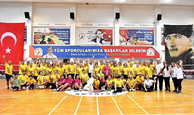 Veteranlar badminton şenliği başladı