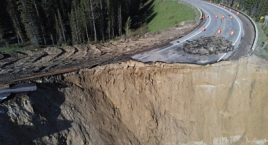 Wyoming'de Toprak Kayması Sonucu Otoyol Çöktü!