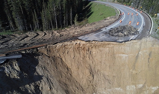 Wyoming'de Toprak Kayması Sonucu Otoyol Çöktü!