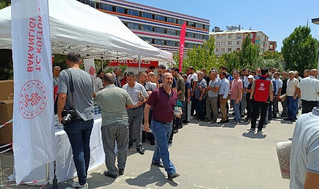 Bingöl'de Cuma namazı çıkışında aşure dağıtıldı