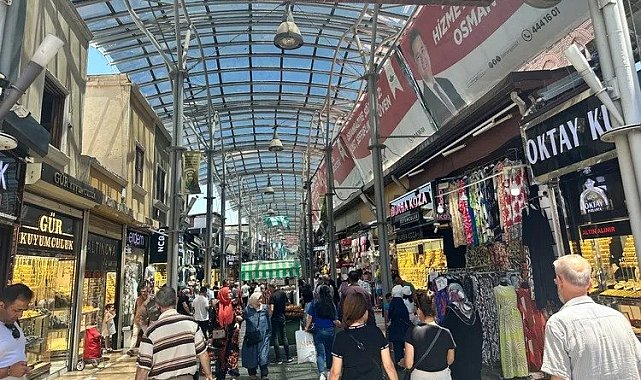 Bursalılar haftanın ilk günü çarşıya akın etti