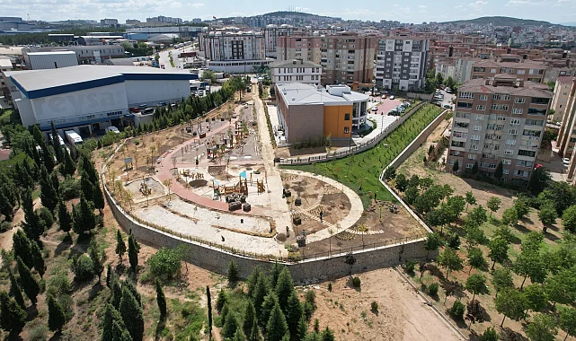 Çayırova Duyu Bahçesi'nde çim serimi başladı
